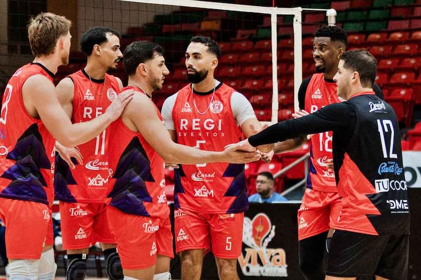 Los Gigantes de Carolina celebran un punto durante su partido contra Corozal.