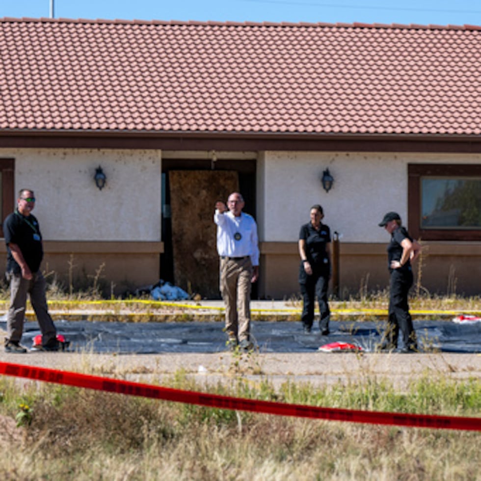 Imagen de 2023 en la cual se observa a Randy Keller, forense del condado de Fremont, y otras autoridades inspeccionando la zona donde más de 100 cuerpos fueron almacenados indebidamente.