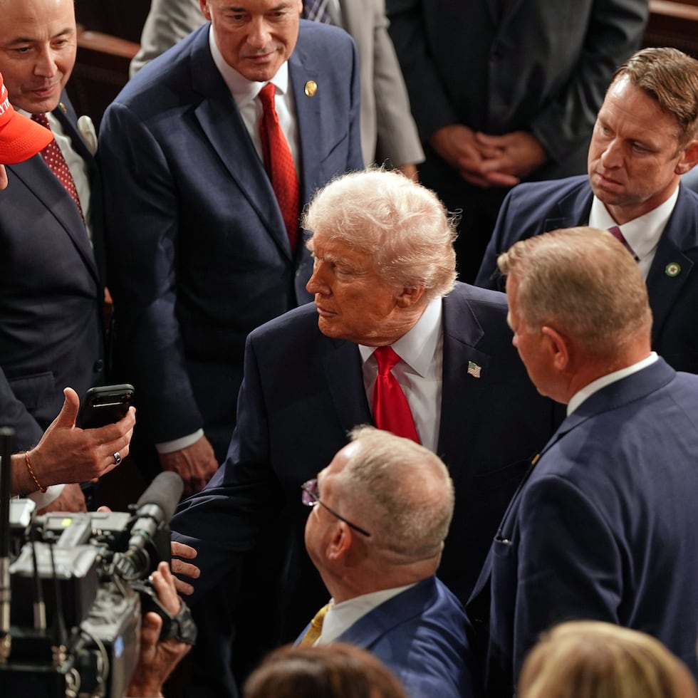 Donald Trump saluda a congresistas y otros asistentes tras finalizar su mensaje de estado de la Unión.