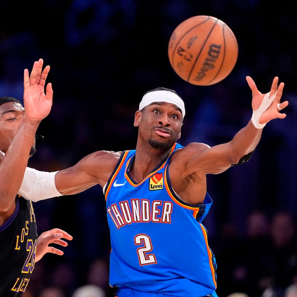 Shai Gilgeous-Alexander, de Oklahoma City, recibe un pase bajo presión defensiva de Rui Hachimura, de los Lakers.