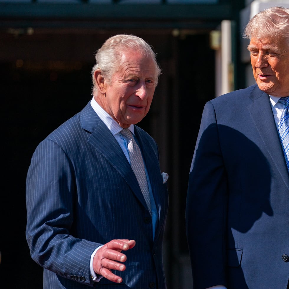 Rey Charles III de Gran Bretaña (izq.) habla con el presidente de Estados Unidos, Donald Trump (der.), en la Casa Blanca en Washington, D.C.