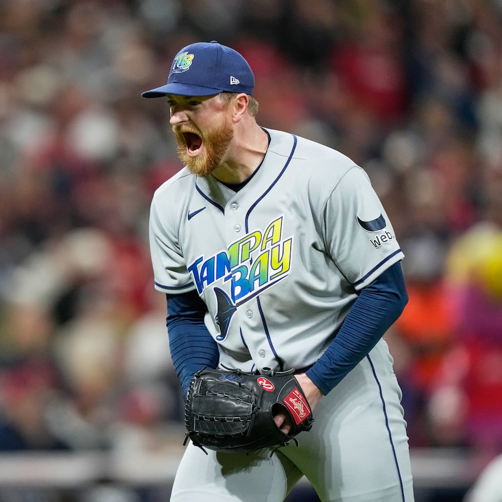 Drew Rasmussen, lanzador de los Rays de Tampa Bay, celebra al final de la séptima entrada frente a los Guardianes de Cleveland, en el Juego 5 de la Serie de Campeonato de la Liga Americana, el domingo 18 de octubre de 2026, en Cleveland. (AP Foto/David J. Phillip)