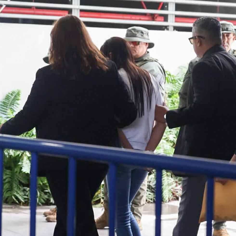 La fiscalía de Aibonito radicó cargos por asesinato en primer grado y violación a la Ley de Armas contra ambas féminas arrestadas.