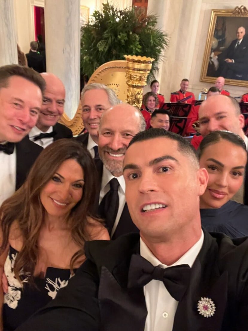 WASHINGTON, 19/11/2025.- Cristiano Ronaldo, capitán de la selección portuguesa de fútbol y jugador del Al-Nassr saudí, cenó este martes en la Casa Blanca con el presidente estadounidense, Donald Trump, como parte de la delegación que acompaña al príncipe heredero de Arabia Saudí, Mohammed bin Salmám, en su visita a Estados Unidos. En la imagen, selfie en el que aparecen Ronaldo junto a su pareja, Georgina Rodríguez, (d) el magnate Elon Musk (i), y el secretario de Comercio de EEUU, Howard Lutnick (c) entre otros. EFE/Cuenta de la red social "X" del secretario de Comercio de EEUU//SOLO USO EDITORIAL/SOLO DISPONIBLE PARA ILUSTRAR LA NOTICIA QUE ACOMPAÑA (CRÉDITO OBLIGATORIO)