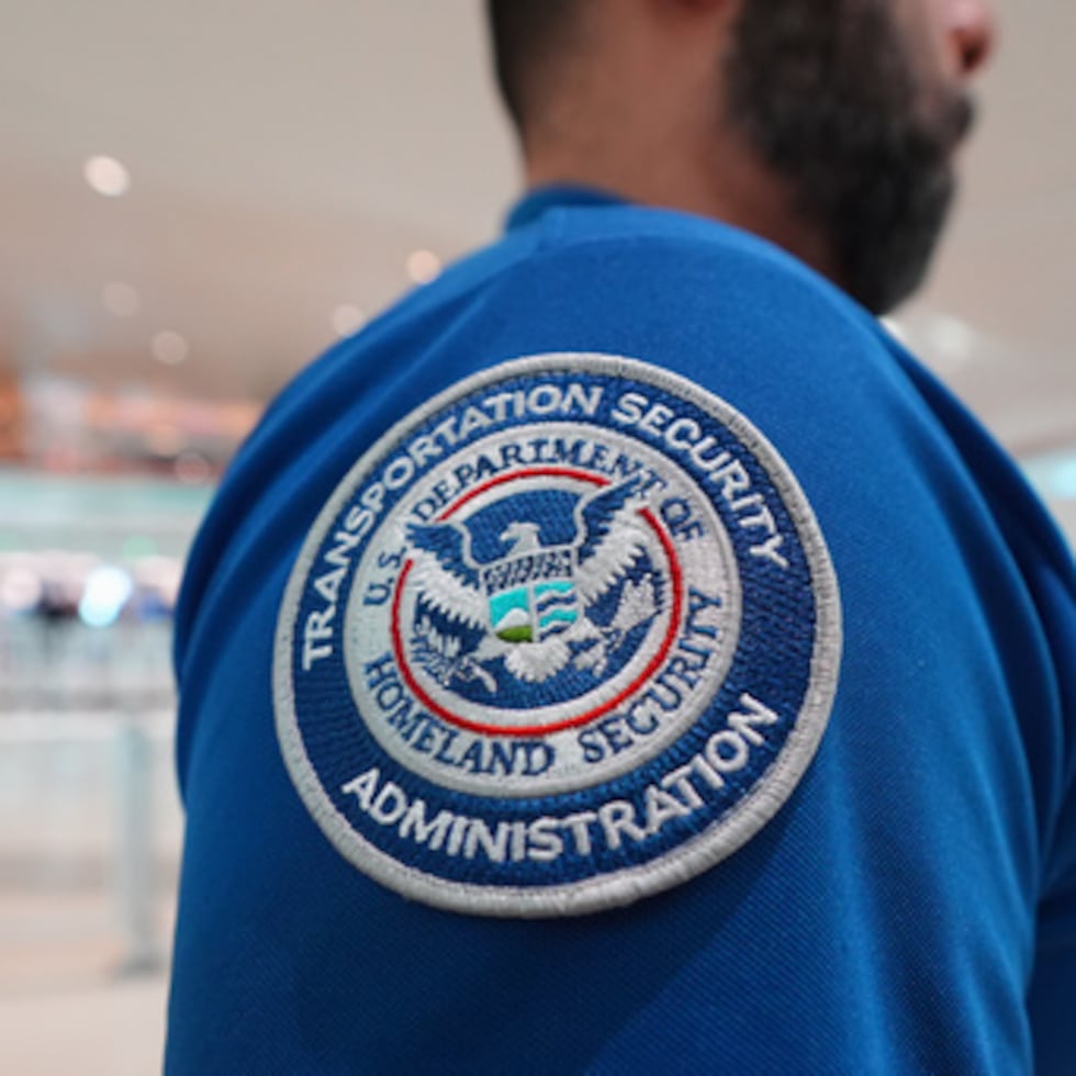 Un agente de la TSA lleva un parche del Departamento de Seguridad Nacional de Estados Unidos en su uniforme en el aeropuerto Love Field, en Dallas, el miércoles 18 de febrero de 2026. (AP Photo/LM Otero)