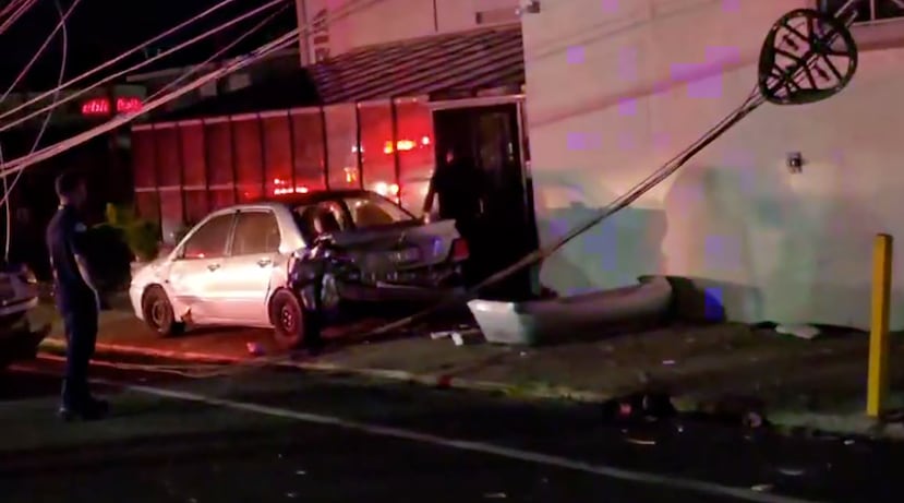 La Policía indicó que el conductor de camión hurtado escapó de la escena.