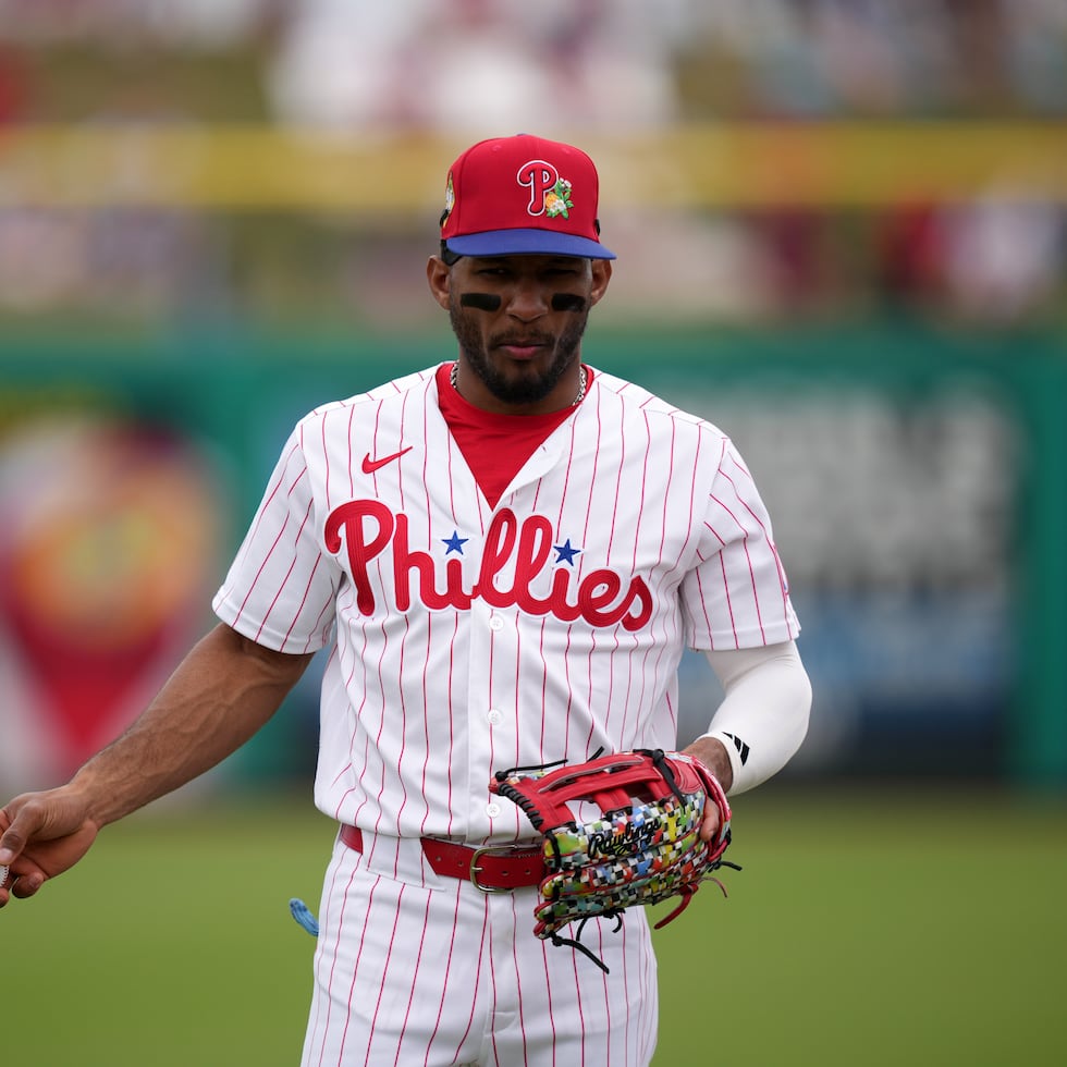 Johan Rojas calienta antes de un juego de pretemporada.