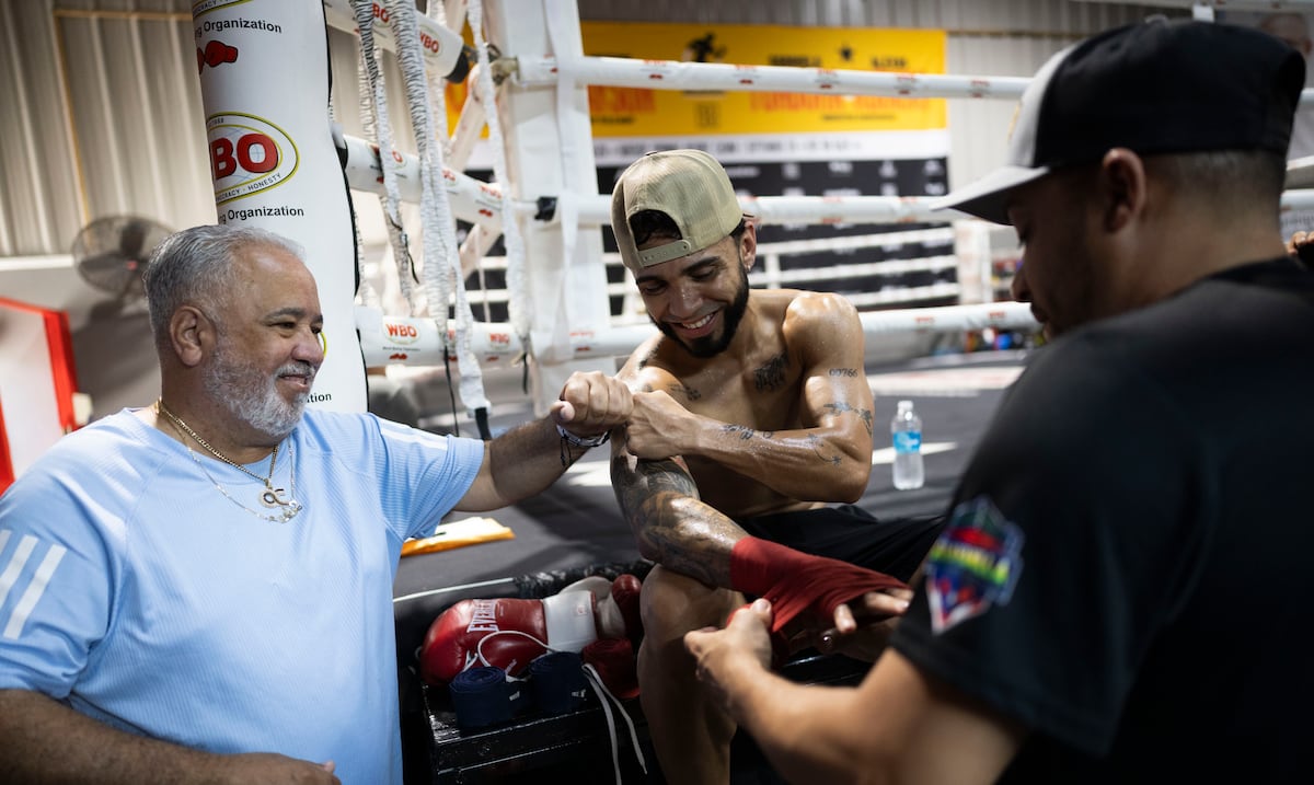 Oscar Collazo celebra al Día de los Padres llevando a su padre a su octava defensa de títulos mundiales