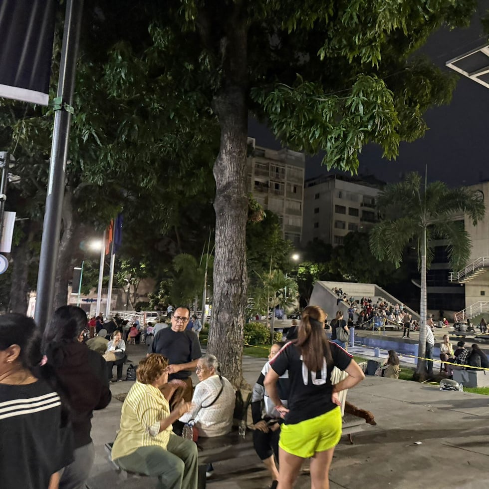 María Edén Sánchez, a native of Puerto Rico, said that many people prefer to be outdoors for fear that a building might collapse in Caracas, Venezuela.