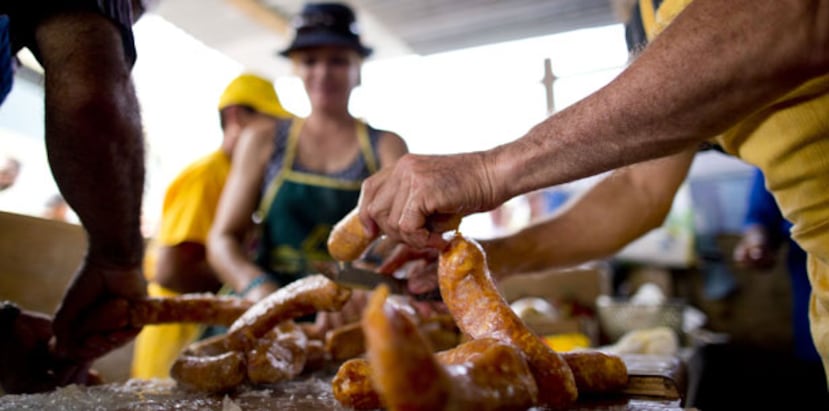 El Festival de la Longaniza es una especie de fiesta patronal, en la parte exterior del centro deportivo. (tonito.zayas@gfrmedia.com)