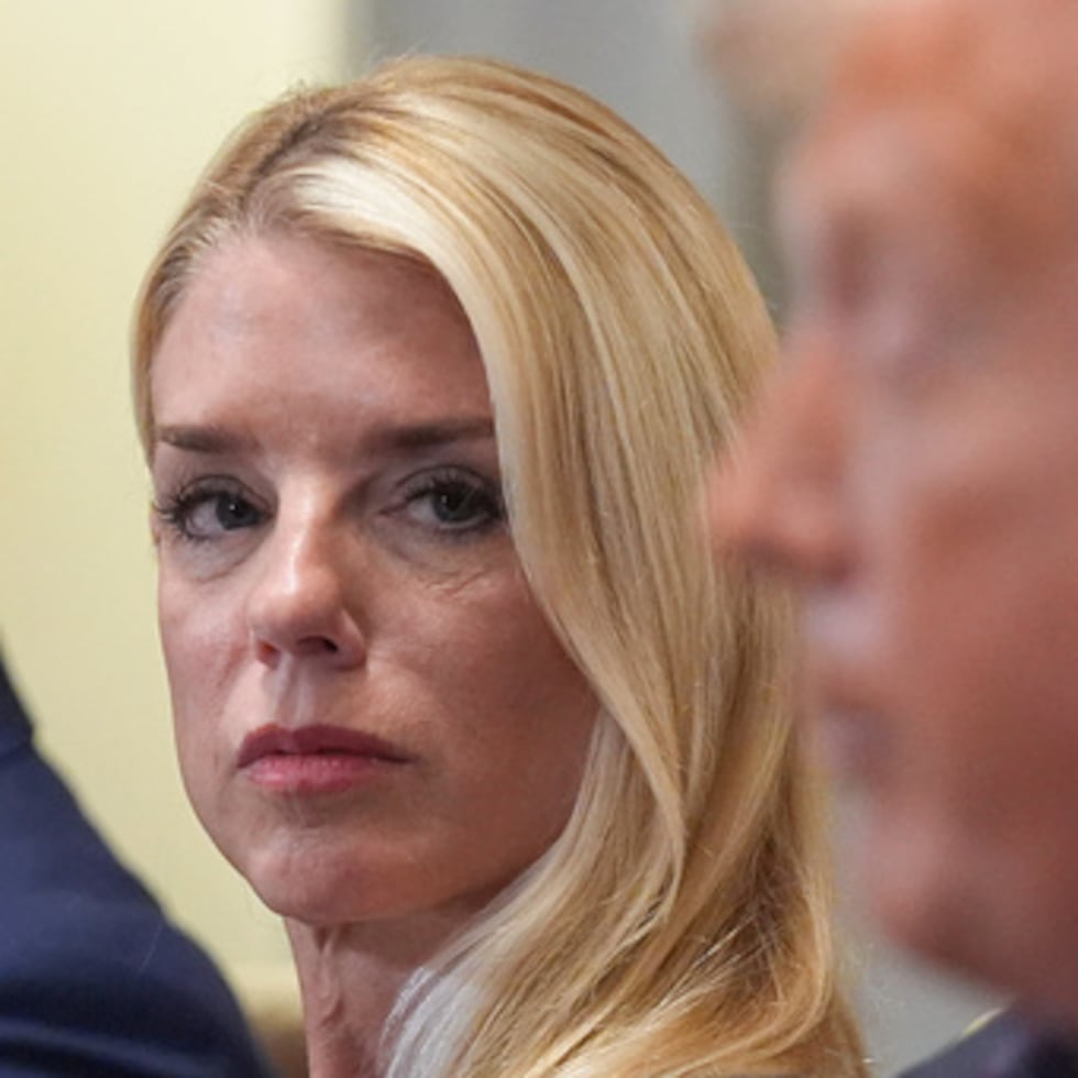 La ahora exfiscal general Pam Bondi llegó al Departamento de Justicia hace 14 meses aparentemente decidida a quedar bien con Trump, a diferencia de lo que habían hecho sus predecesores.