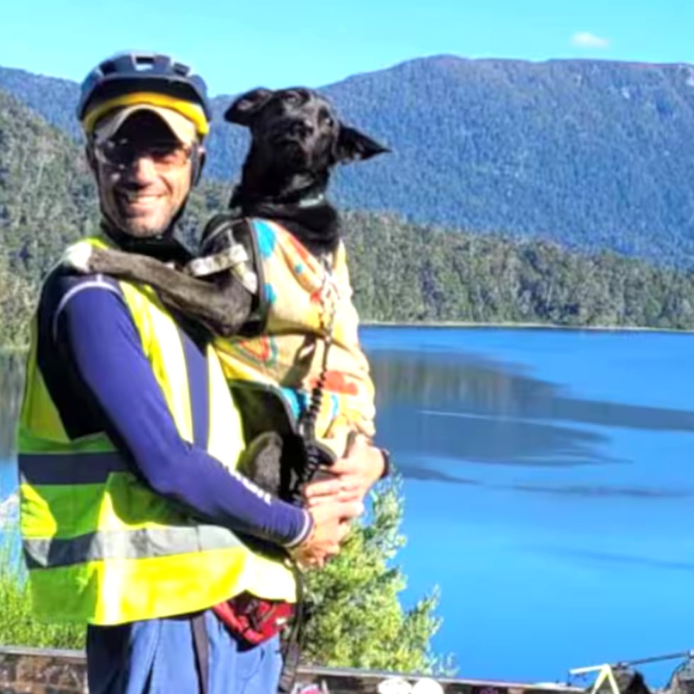 En un primer momento, viajó más de dos meses en bicicleta rumbo a Ushuaia, en Argentina.