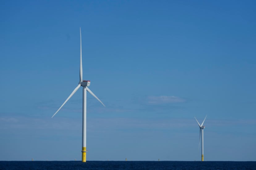 Turbinas eólicas marinas en Block Island, R.I. Impulso a energía renovable en la costa.