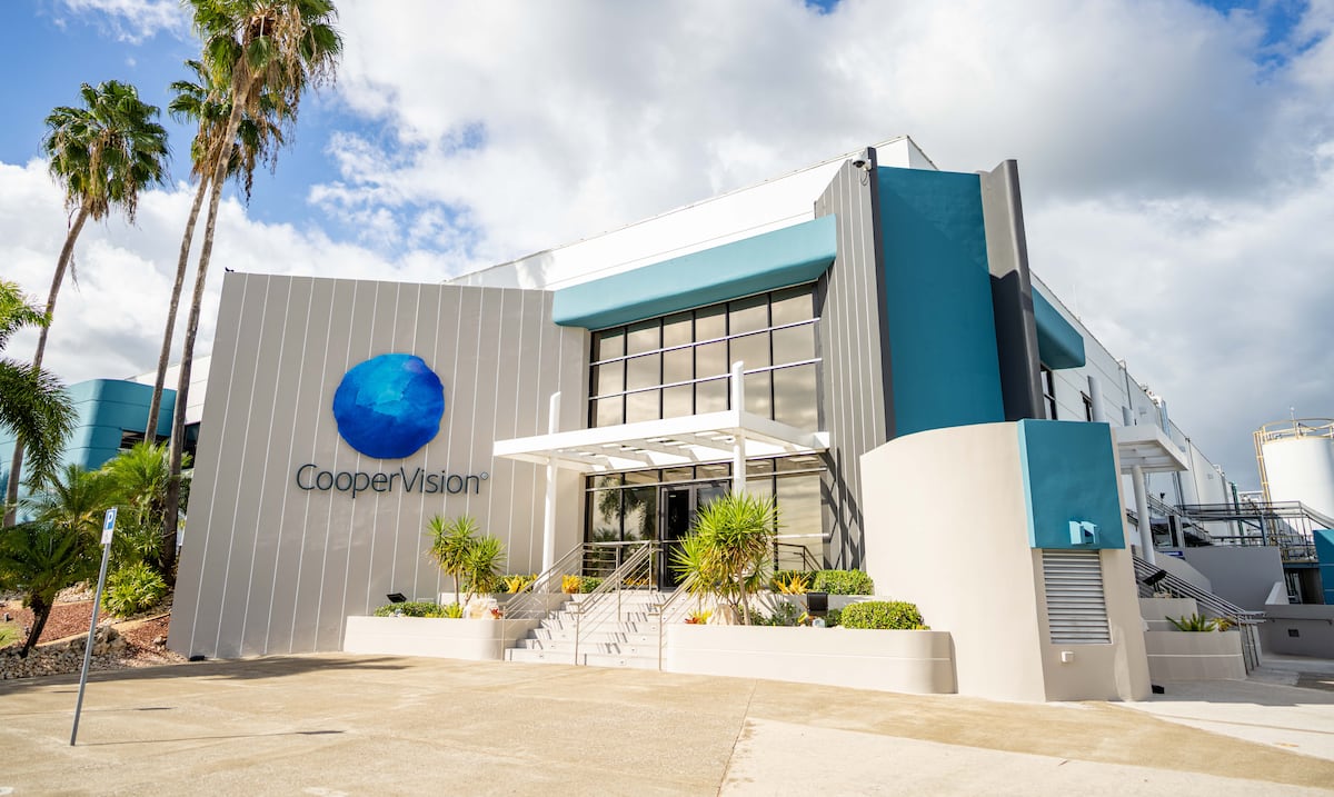 La expansión de CooperVision continúa, pero ajusta sus planes