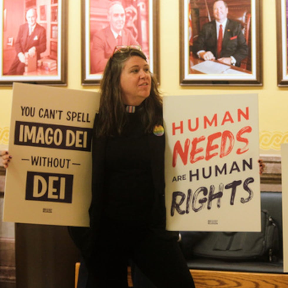 La reverenda Mandy Todd, a la izquierda, pastora de la Iglesia Luterana Messiah en Lindsborg, y el rabino Moti Rieber, a la derecha, director ejecutivo de Kansas Interfaith Action, protestan contra una nueva ley de Kansas que invalidará cientos de licencias de conducir y certificados de nacimiento para personas transgénero que reflejan sus identidades de género.