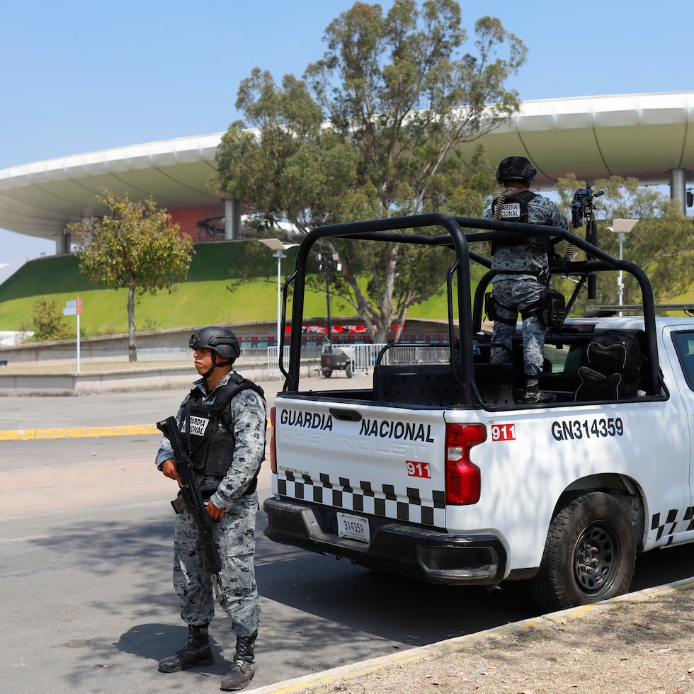Integrantes de la Guardia Nacional vigilan afuera del estadio Akron este domingo en la ciudad de Guadalajara en Jalisco, México).
