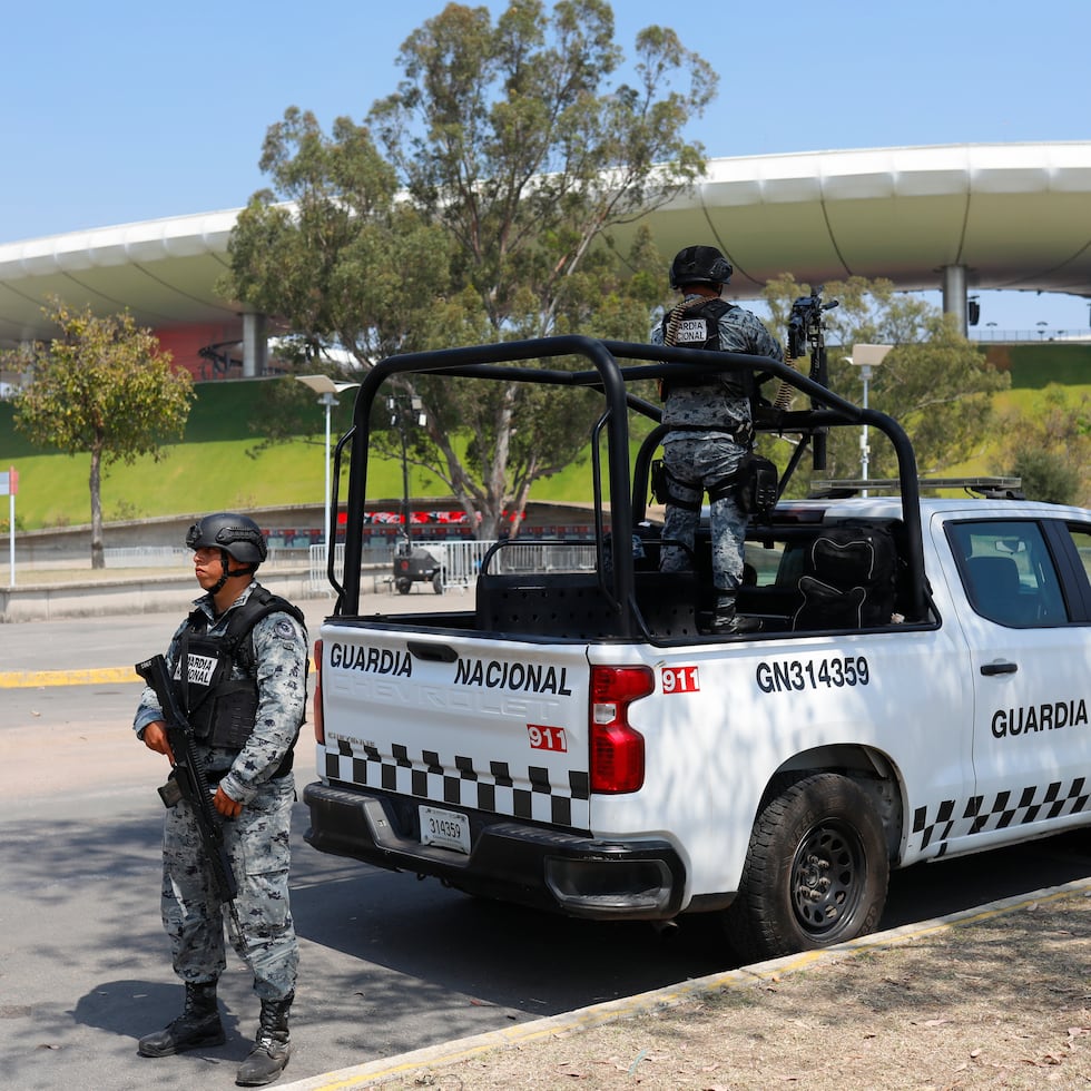 Integrantes de la Guardia Nacional vigilan afuera del estadio Akron este domingo en la ciudad de Guadalajara en Jalisco, México).
