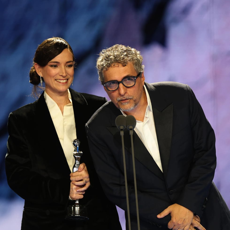 La productora francesa Emili Lesclaux (i) y el director brasileño Kleber Mendonça Filho reciben el premio a mejor película iberoamericana de ficción por 'El agente secreto' este sábado, durante la entrega de los Premios Platino 2026 en Playa del Carmen, Quintana Roo (México). EFE/ Alonso Cupul.