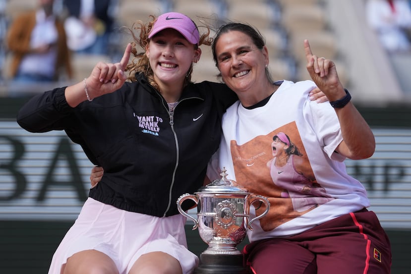 Mirra Andreeva posando con su entrenadora, la exjugadora española Conchita Martinez.