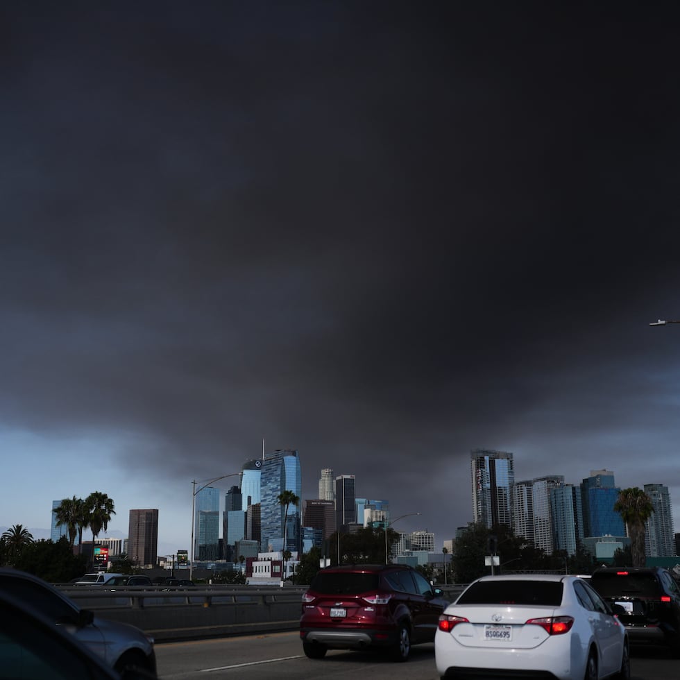 El cielo cubierto de humo a causa de un incendio en un almacén de Los Ángeles.