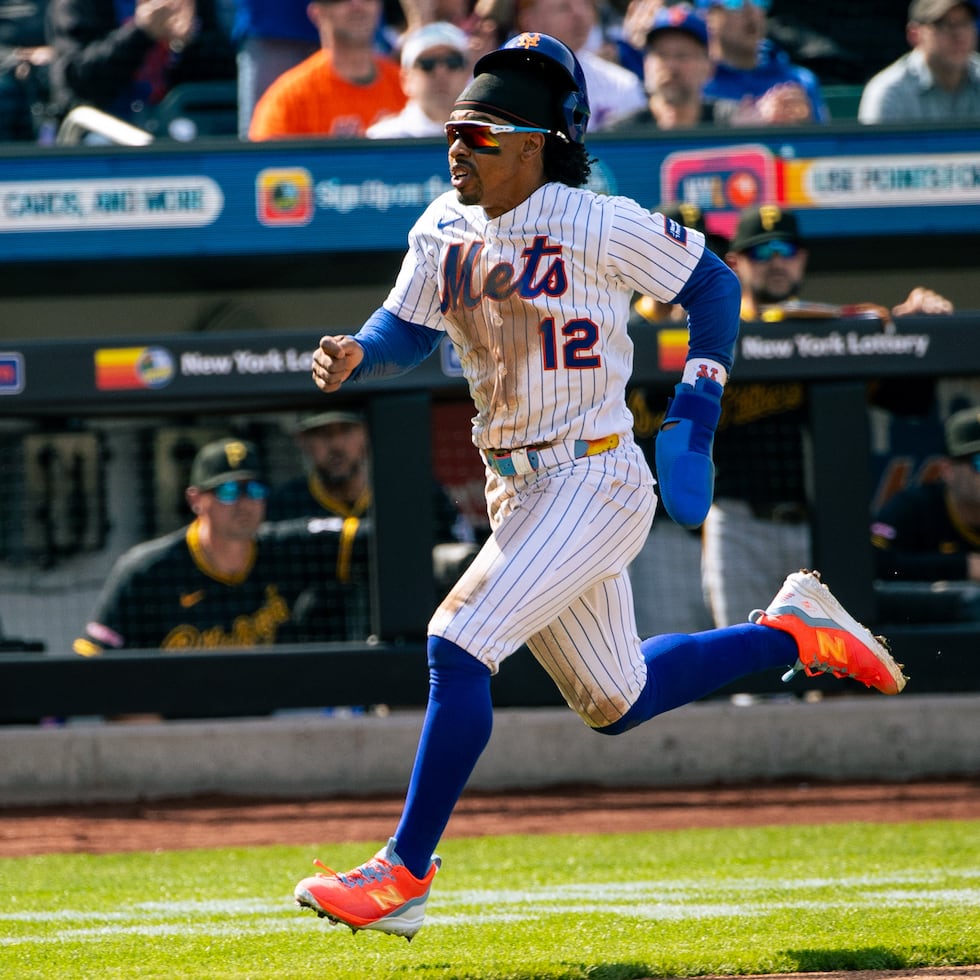 Francisco Lindor anota una carrera en la cuarta entrada.