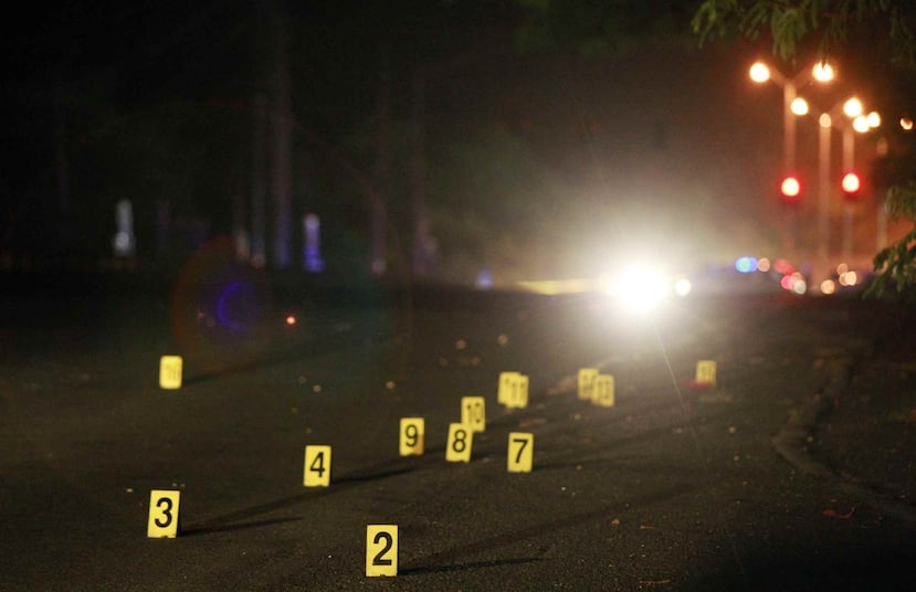 En el lugar del crimen en Dorado, las autoridades recuperaron 18 casquillos de 9 mm. (GFR Media)