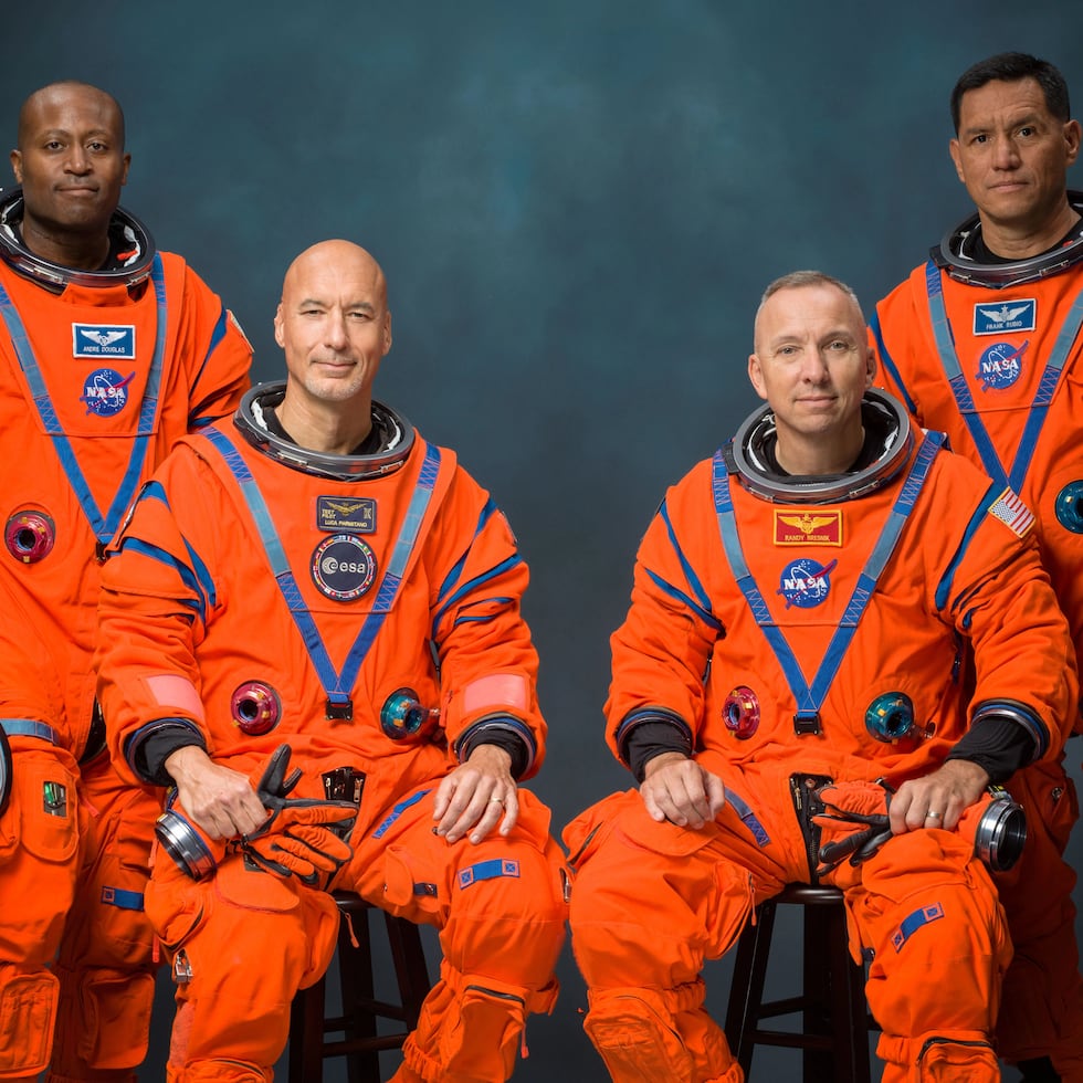 Fotografía cedida por la NASA de los integrantes de la tripulación de la misión Artemis III, de izquierda a derecha, Andre Douglas, Luca Parmitano, Randy Bresnik, y Frank Rubio.