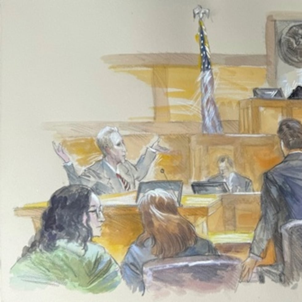 ARCHIVO - Este boceto de la sala del tribunal muestra a Ryan Routh, izquierda, levantando los brazos en señal de frustración, dirigidos a la jueza federal de distrito Aileen Cannon, al inicio de la selección del jurado en el juicio a Routh, acusado de intentar asesinar a Donald Trump el año pasado en un campo de golf del sur de Florida.