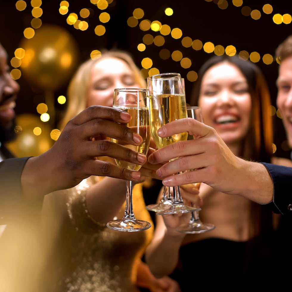 Despedir el año y darle la bienvenida a uno nuevo, siempre es motivo de celebración con un vino espumoso.