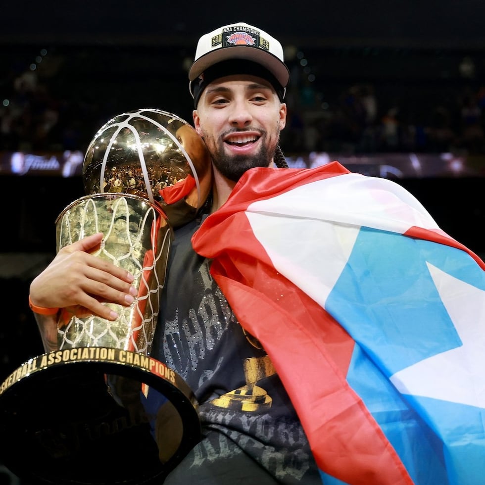 José Alvarado y los Knicks se alzaron con el trofeo Larry O’Brien tras vencer a los Spurs de San Antonio en el quinto juego de las Finales de la NBA.