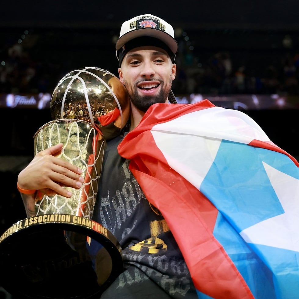 José Alvarado, con la monoestrellada en mano, se convirtió en el tercer canastero boricua en ganar un título de la NBA.