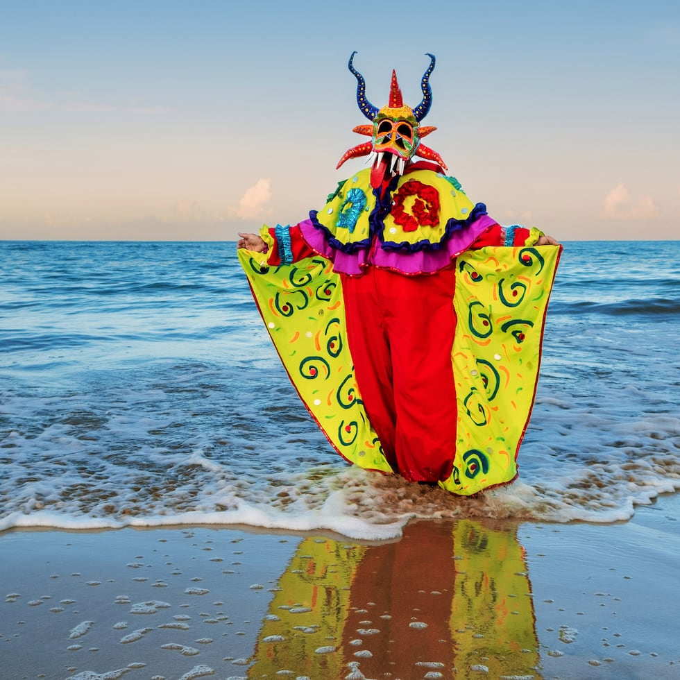 La revista National Geographic Travel seleccionó a la isla como uno de los 25 mejores destinos del mundo para visitar en el 2027, acompañando la distinción con una emblemática fotografía del icónico vejigante de la fotoperiodista puertorriqueña Yadira Hernández-Picó.