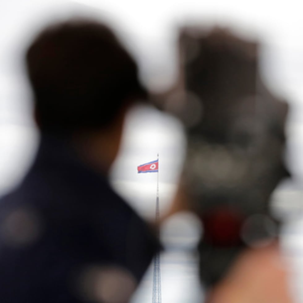 ARCHIVO - Una bandera norcoreana ondea al viento en lo alto de una torre de 160 metros en la localidad norcoreana de Gijungdong, vista desde la localidad de Taesungdong, situada dentro de la zona desmilitarizada de Paju, Corea del Sur, el 24 de abril de 2018. (Foto AP/Lee Jin-man, archivo)
