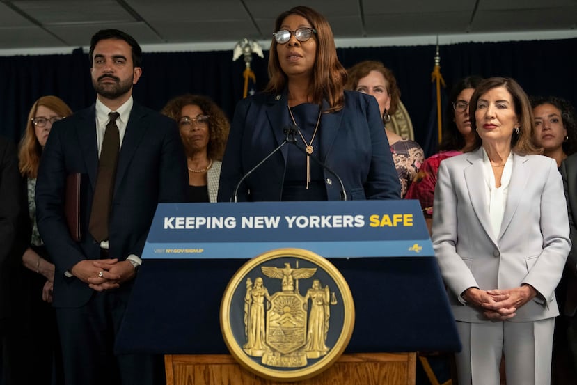 La fiscal general de Nueva York, Letitia James, flanqueada por el alcalde de Nueva York, Zohran Mamdani (izquierda), y la gobernadora de Nueva York, Kathy Hochul, participa en una conferencia de prensa para anunciar medidas contra los abusos del ICE en Nueva York, el miércoles 12 de agosto de 2026. (Foto AP/Yuki Iwamura)
