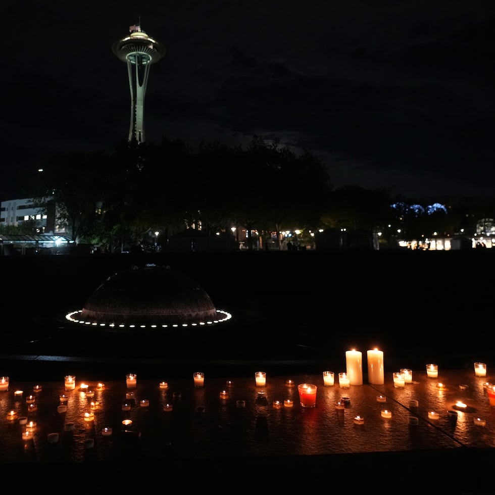 Con la Aguja Espacial (Space Needle) de fondo, cientos celebraron una vigía con velas en honor a las víctimas del tiroteo ocurrido el 26 de julio de 2026 durante el festival gastronómico "Bite of Seattle".
