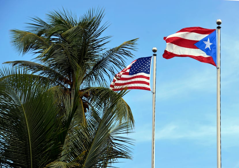 Las banderas de Estados Unidos y Puerto Rico.