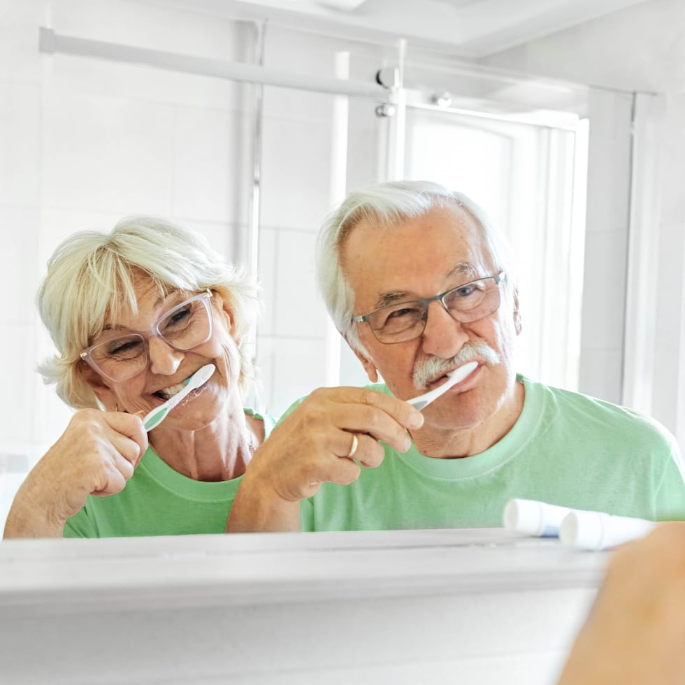 Cepillarse adecuadamente al menos dos veces al día con pasta dental con fluoruro, limpiar entre los dientes diariamente, limitar la exposición frecuente a azúcares, evitar el tabaco y mantener evaluaciones dentales periódicas son medidas sencillas con un impacto importante.