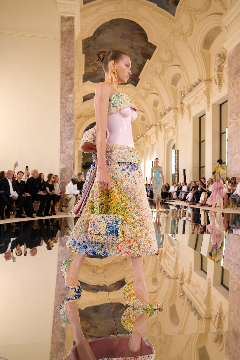 El diretor creativo de Schiaparelli, Daniel Roseberry, quiso honrar el universo artístico de Gaudí, una línea de trabajo que, reconocía, le había inspirado “un viaje reciente a Barcelona”.