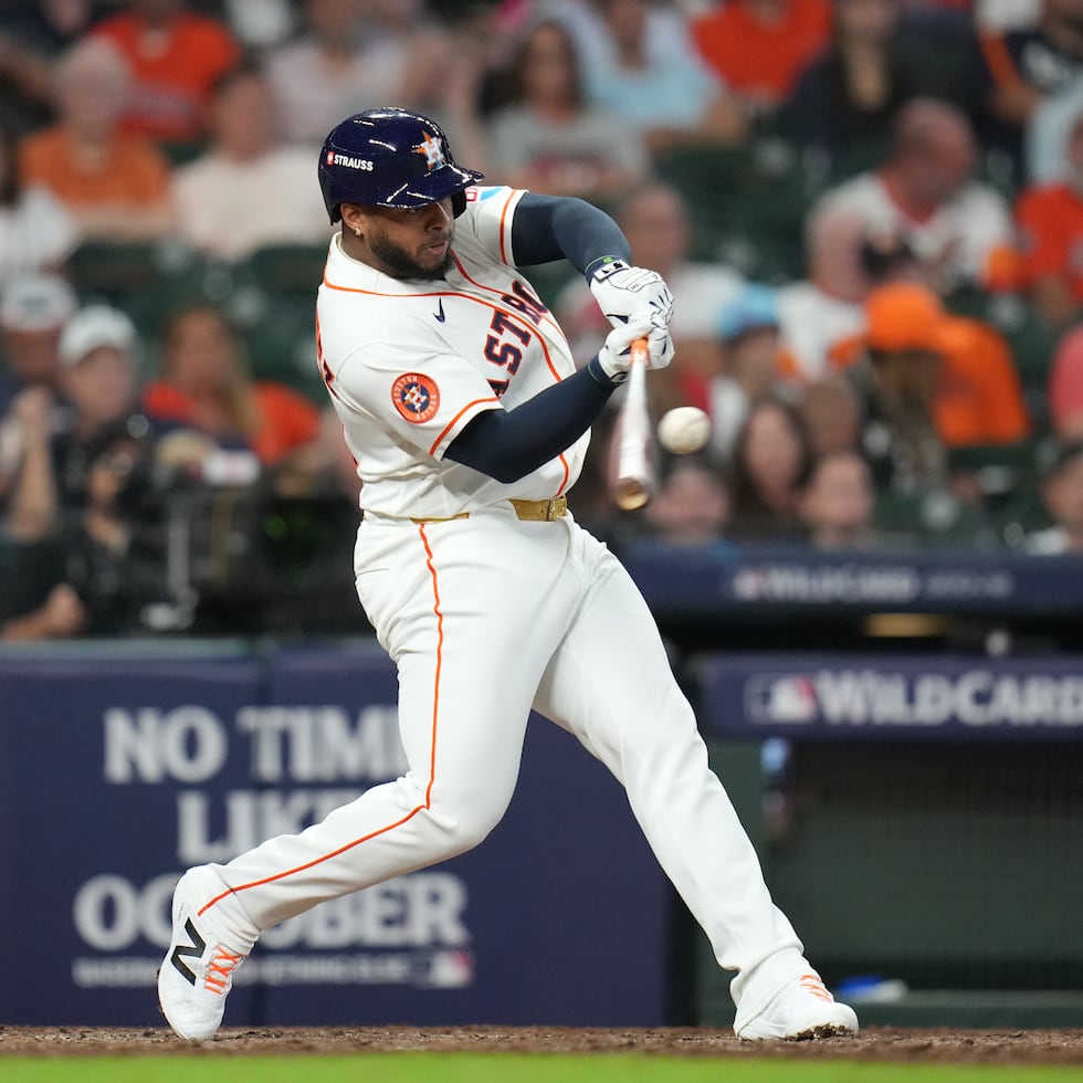 Nelson Velázquez sacude un jonrón de dos carreras por los Astros.