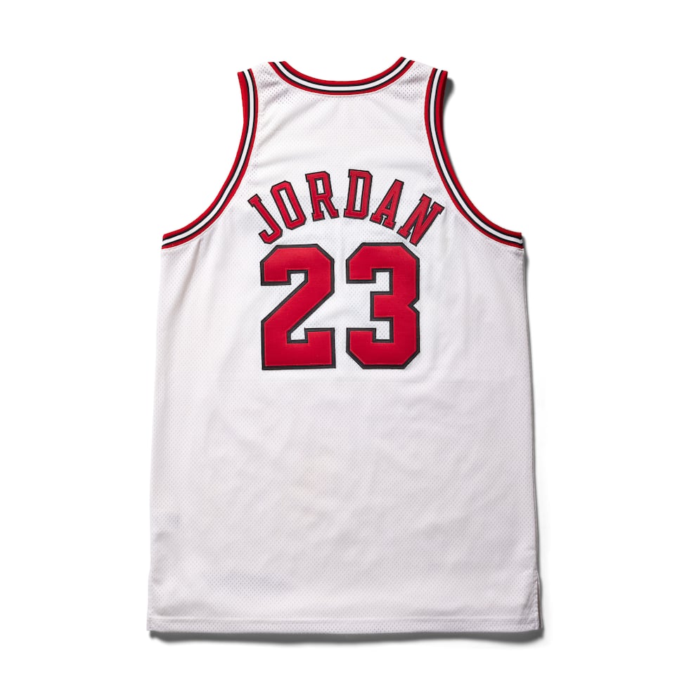 Fotografía cedida por Joopiter que muestra el reverso de la camiseta blanca de los Chicago Bulls de Michael Jordan que usó el 7 de junio de 1998 en el tercer partido de las finales de la NBA.