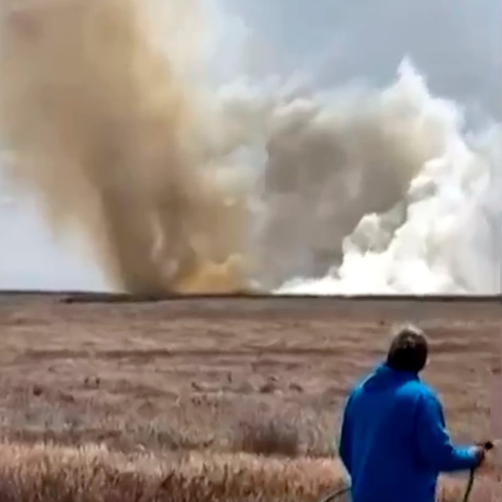 Esta imagen tomada de un video muestra una columna de humo que se eleva cerca de la Base de la Fuerza Aérea Mountain Home, en donde dos aviones de la Armada chocaron el domingo 17 de mayo de 2026, durante un espectáculo aéreo.