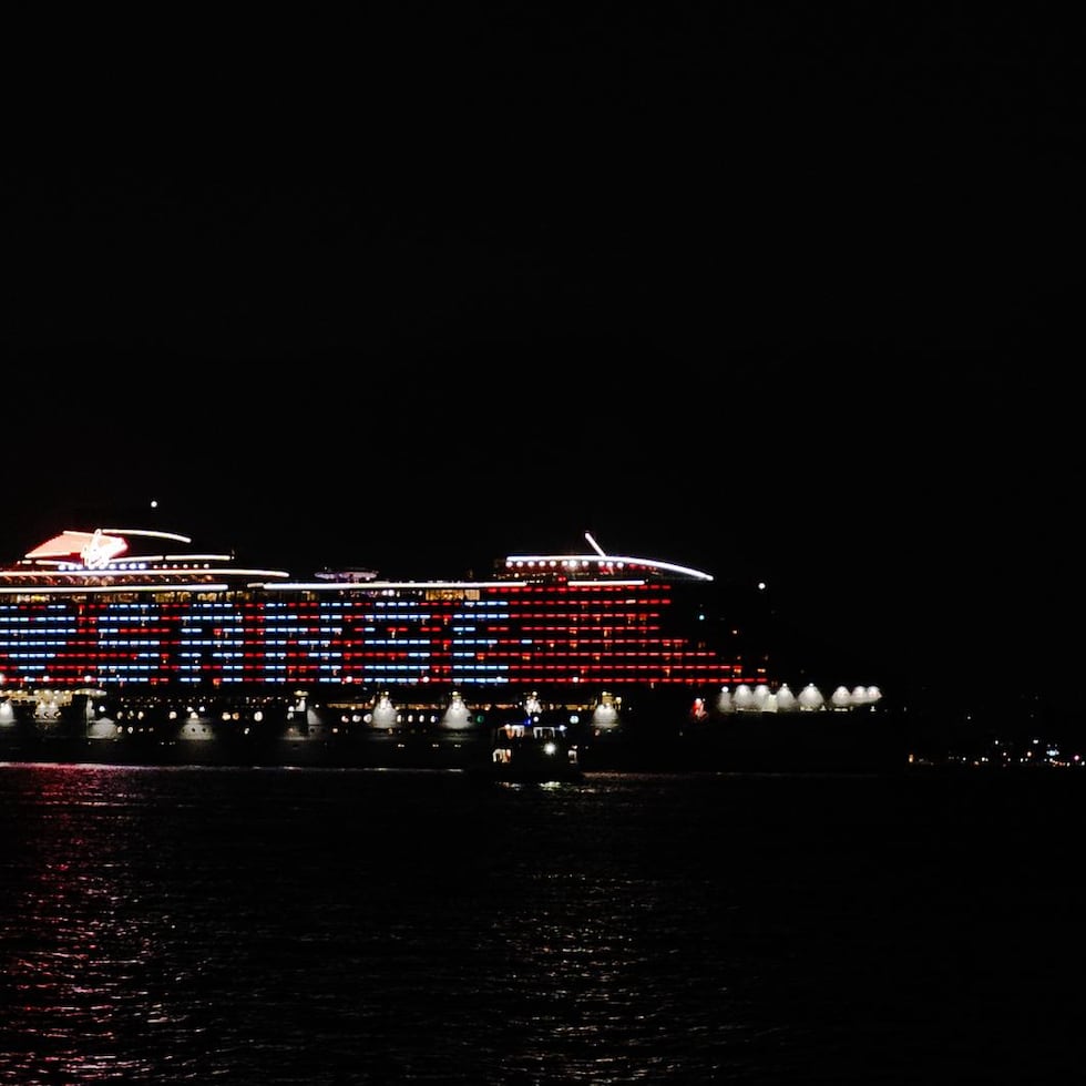 El crucero Valiant Lady de Virgin Voyages se despide de la Bahía de San Juan con un saludo a las SanSe 2026.