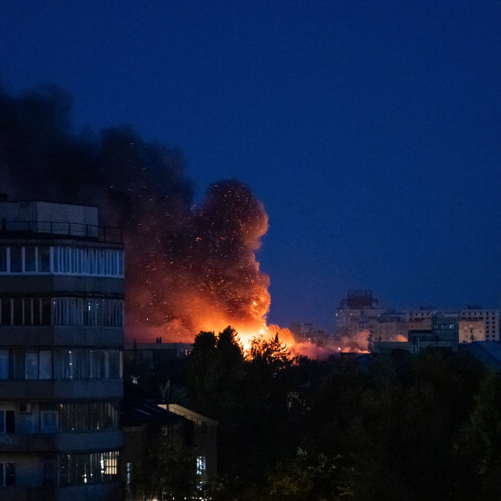 Un incendio tras un ataque ruso en Kiev, Ucrania, el lunes 23 de junio de 2025. (AP Foto)