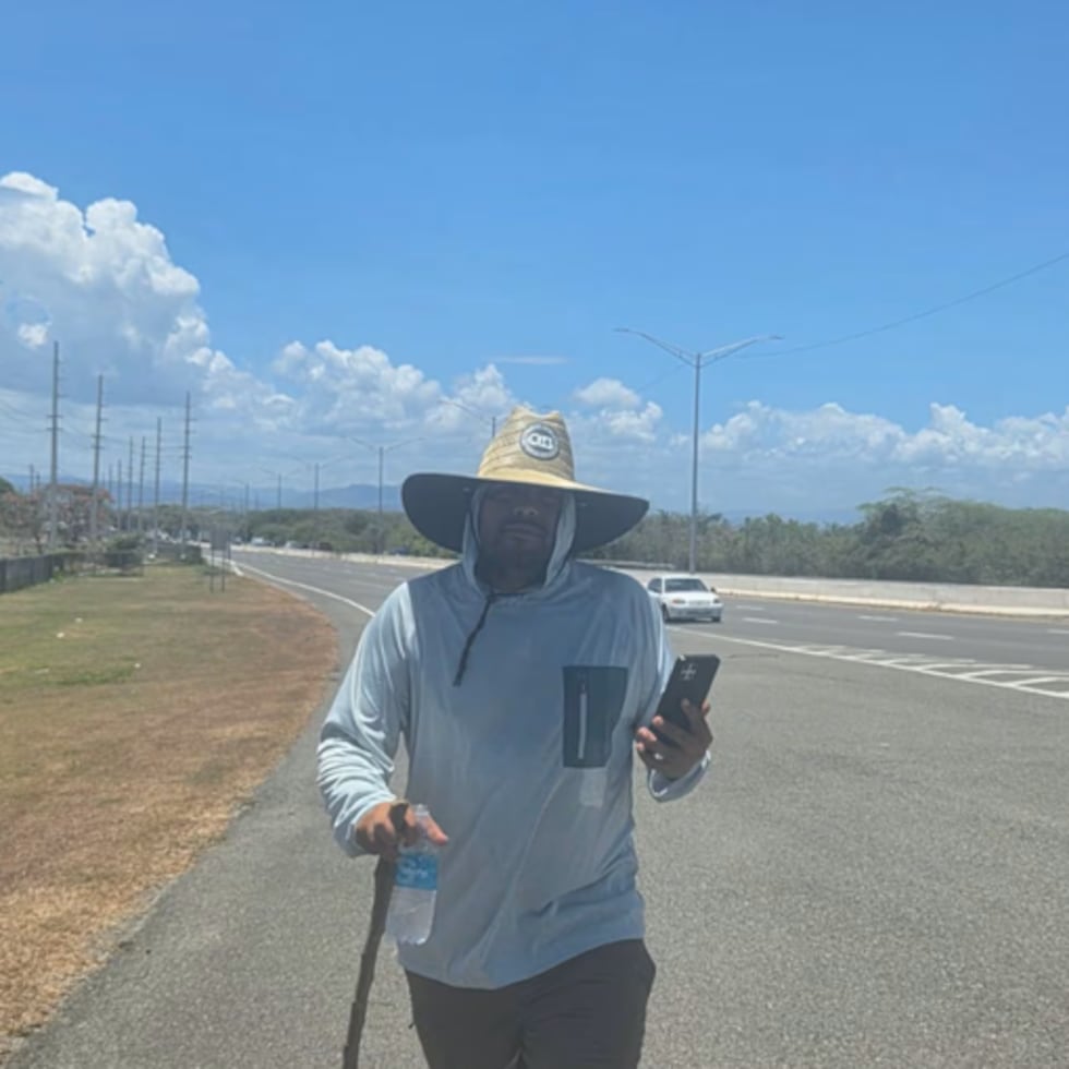José “Pellito” Santiago comenzó a caminar para visibilizar la labor de los vendedores ambulantes a través de la isla. (Suministrada)
