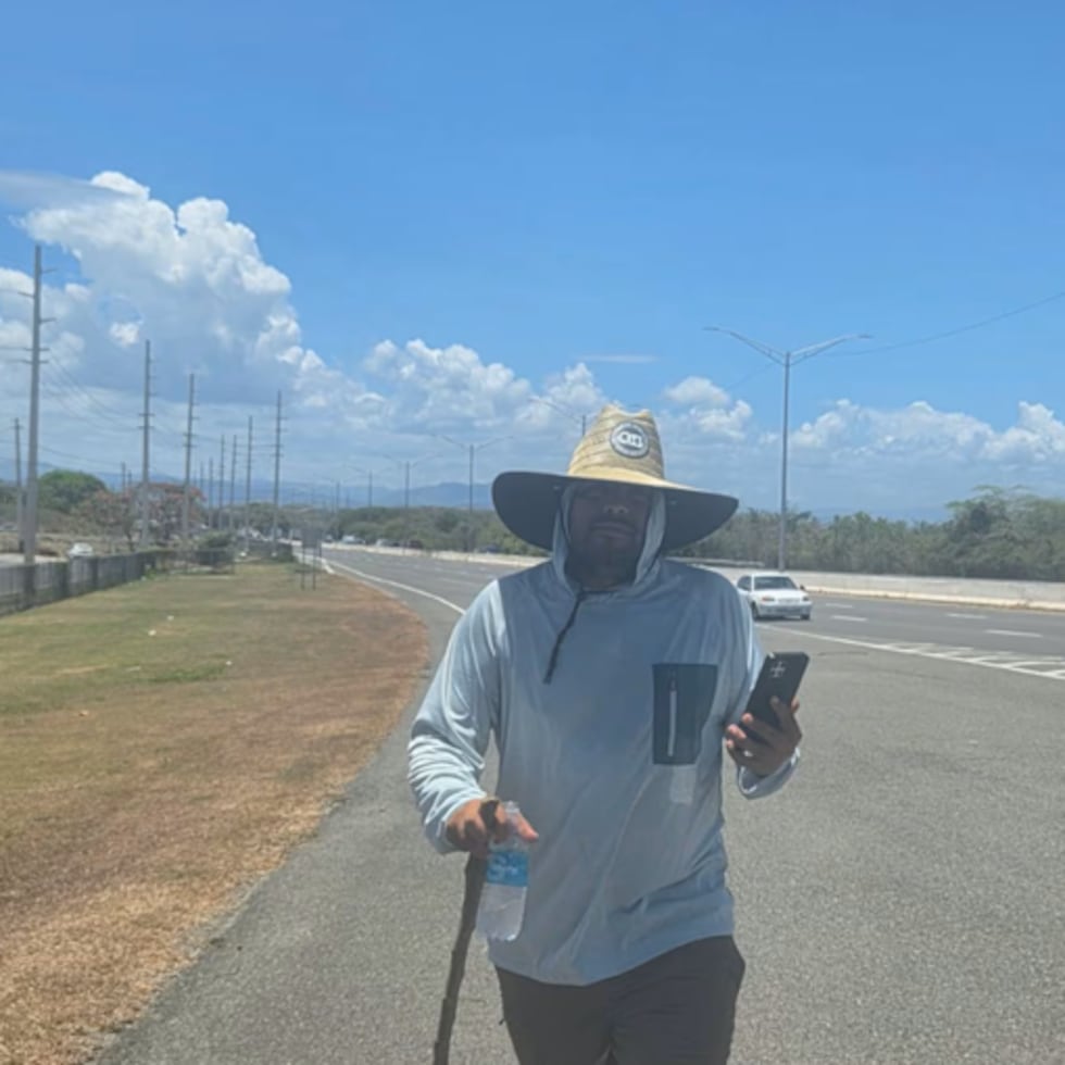 José “Pellito” Santiago comenzó a caminar el lunes para visibilizar la labor de los vendedores ambulantes a través de la isla. (Suministrada)