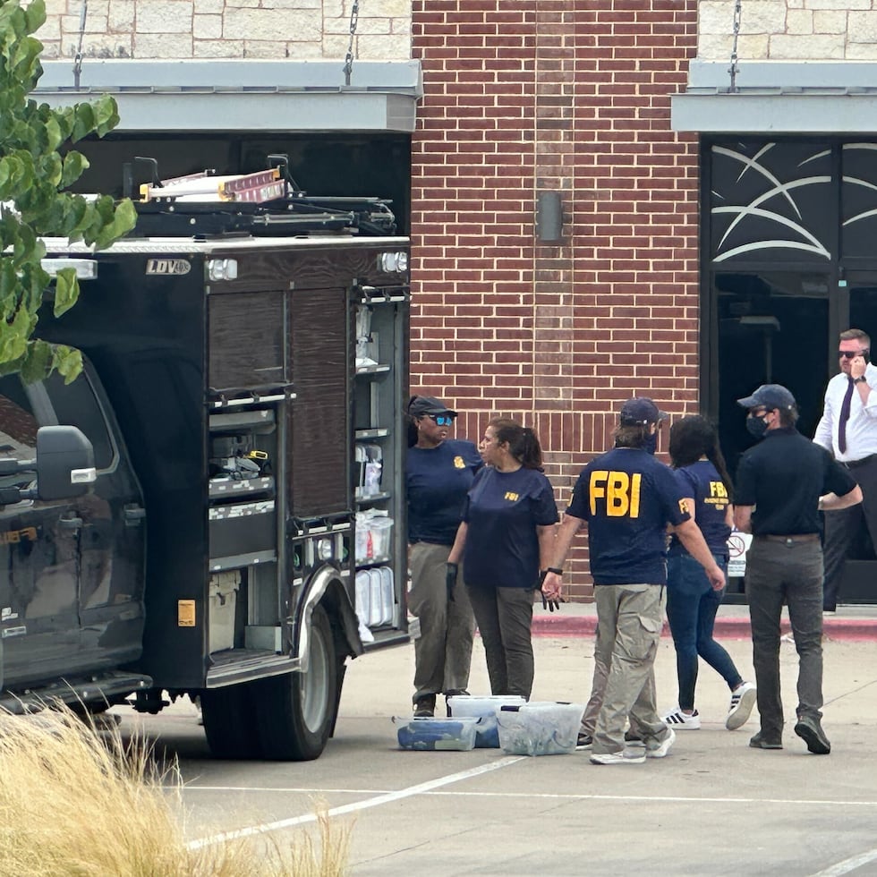Las fuerzas del orden responden a la escena de un tiroteo en K Towne Plaza, en Carrollton, Texas.