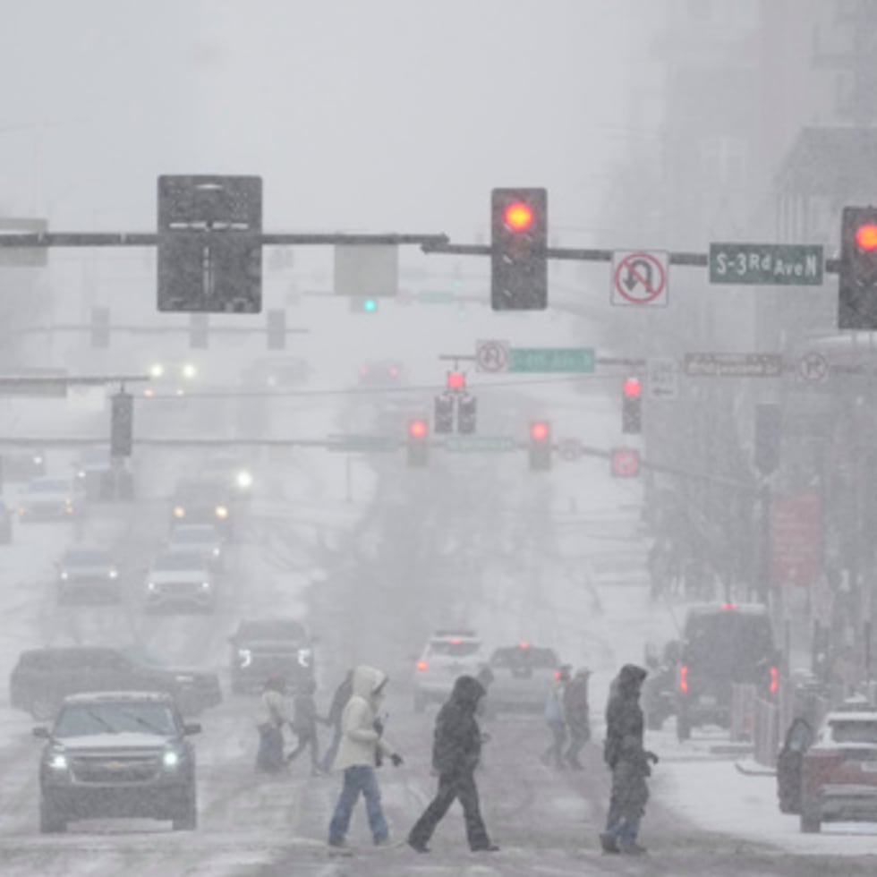 Peatones cruzan la calle a lo largo de Broadway durante una tormenta de invierno el sábado, 24 de enero de 2026, en Nashville, Tennessee (AP Photo/George Walker IV)