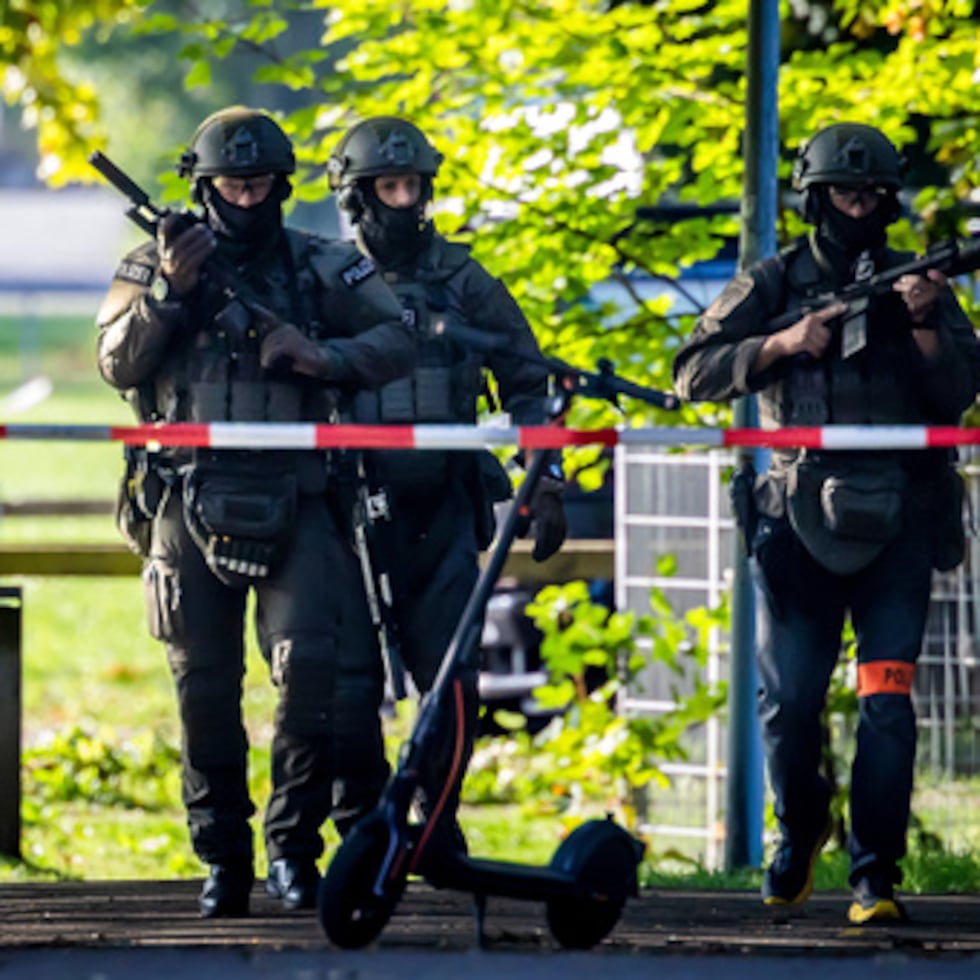 Agentes de policía armados patrullan cerca del hipódromo de Schachen, en Aarau, tras un tiroteo ocurrido durante una fiesta rave el domingo.