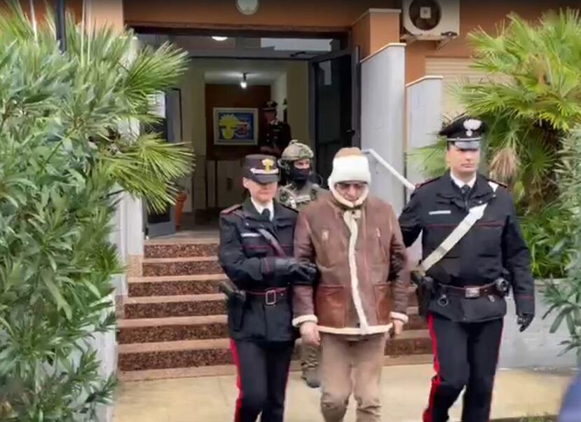 Imagen cedida por la policía italiana de la detención de Matteo Messina Denaro.