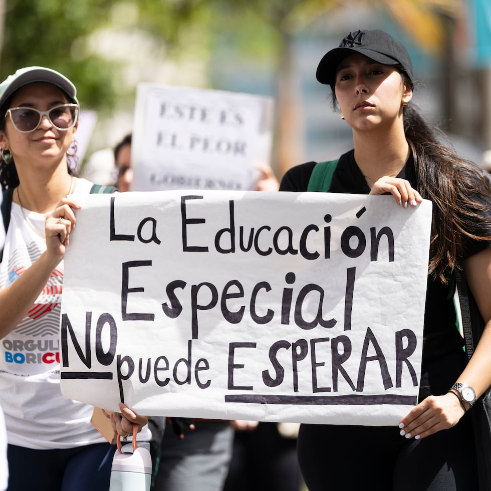 Empleados, familias de estudiantes y alumnos de escuelas privadas especializadas en Educación Especial realizaron en la mañana del lunes una manifestación frente a la sede de la JSF.